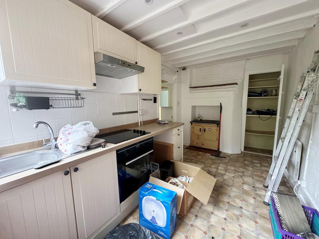 Lot: 163 - PERIOD VILLAGE PROPERTY ARRANGED AS TWO FLATS WITH POTENTIAL - Ground floor flat kitchen